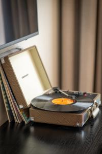 a record player sitting on top of a table at FINCH - boutique hotel in Deventer