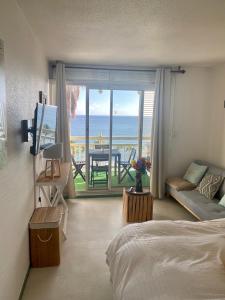 una camera da letto con un letto e vista sull'oceano di Black diamond condominium a Le Diamant
