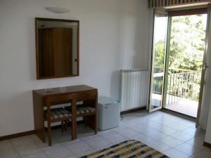 uma casa de banho com um lavatório e um espelho na parede em Hotel Santorotto em Sinalunga