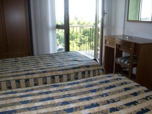 Posteľ alebo postele v izbe v ubytovaní HOTEL SANTOROTTO di FABIO TERROSI + 18 fotografií