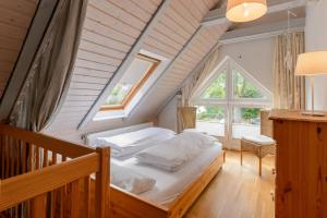 フーズムにあるNordsee-Apartments Hinrichsenのベッドルーム(ベッド付)1室(屋根裏部屋)