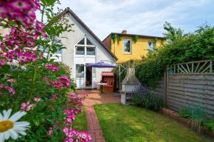 フーズムにあるNordsee-Apartments Hinrichsenのピンクの花々が咲く庭園