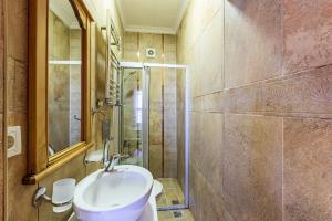 een badkamer met een wastafel en een douche bij Cozy Flat in Balat, Fatih in Istanbul