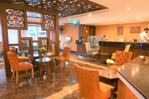 ห้องอาหารหรือที่รับประทานอาหารของ Crystal Plaza Al Majaz Hotel