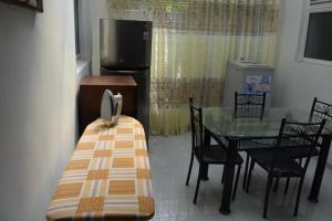 een eetkamer met een tafel en een koelkast bij Villa 307 3 room apartment in Matara