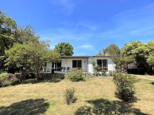 a house in the suburbs of sydney with a yard at Apollo bay Holiday House in Apollo Bay