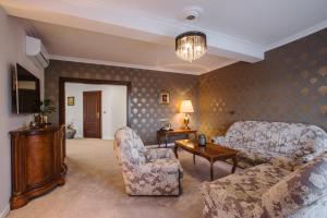 un soggiorno con divano, sedie e tavolo di Wellness Hotel SEN a Senohraby