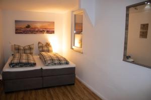 1 dormitorio con cama y ventana en Altstadtidyll 50qm - Terrace - Central - Washer, en Haldensleben