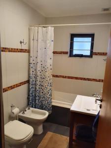 un bagno con wc, lavandino e doccia di Ventana a la Selva Casa Residencial a Eldorado Altre 25 foto