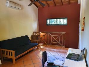 Televízia a/alebo spoločenská miestnosť v ubytovaní Ventana a la Selva Casa Residencial