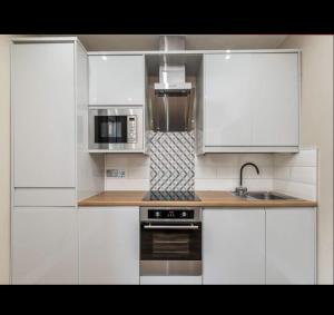 A kitchen or kitchenette at Charming 2-Bed Apartment