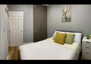 En eller flere senge i et værelse på Charming 2-Bed Apartment