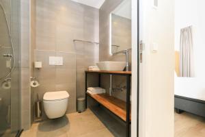 uma casa de banho com um WC, um lavatório e um chuveiro em Fletcher Hotel Rotterdam-Airport em Roterdão