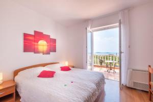 - une chambre blanche avec un lit et un balcon dans l'établissement Villa Panorama Dubrovnik, à Mlini