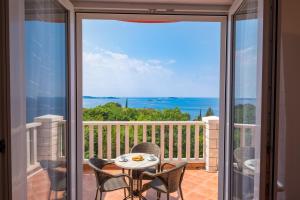 einen Balkon mit Aussicht, einem Tisch und Stühlen in der Unterkunft Villa Panorama Dubrovnik in Mlini + 37 Fotos