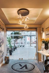 een lobby van een restaurant met een bord op de vloer bij Kikar Boutique Hotel in Netanya