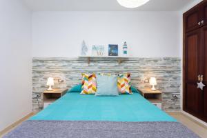 A bed or beds in a room at Home2Book Stunning Apartment Bajamar