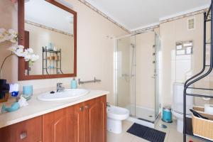 A bathroom at Home2Book Stunning Apartment Bajamar Még 18 kép