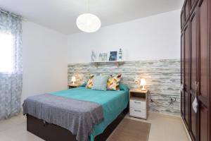 A bed or beds in a room at Home2Book Stunning Apartment Bajamar
