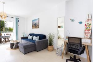 - un salon avec un canapé et un bureau dans l'établissement Home2Book Stunning Apartment Bajamar, à Bajamar