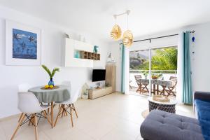 A seating area at Home2Book Stunning Apartment Bajamar