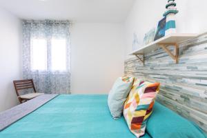 A bed or beds in a room at Home2Book Stunning Apartment Bajamar