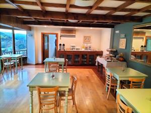 a restaurant with tables and chairs in a room at Hotel Carvalho Araujo in Geres