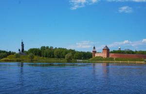 ヴェリーキー・ノヴゴロドにあるアマクス ロシヤ ホテルの城を背景に流れる川の眺め