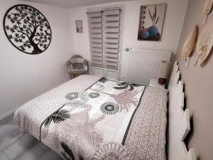 Un pat sau paturi într-o cameră la Agréable logis au calme avec jardin entre PARIS et EURODISNEY