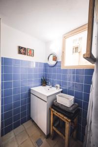 Ένα μπάνιο στο Hillel 48 Charming Apartment