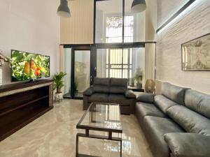 a living room with a couch and a table at Tr3 aparcamiento incluido familias loft almirante in Seville