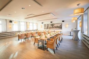 ein Esszimmer mit Holztischen und Stühlen in der Unterkunft Kino-Hotel Meyer in Harsefeld