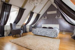 - une chambre avec un lit, une chaise et un tapis dans l'établissement St.Roland Konventhof, à Riga