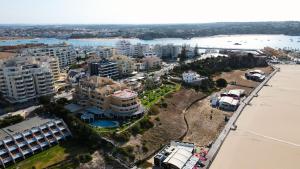 una vista aérea de una ciudad y del agua en Rocha Beach Flat by ALgest, en Portimão