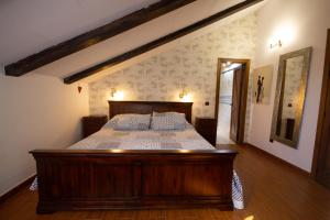 Un dormitorio con una cama de madera en una habitación. en Finca La Cantarera, en Tarifa