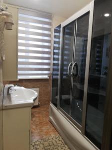 Koupelna v ubytování Prometey Hotel + 37 fotografií