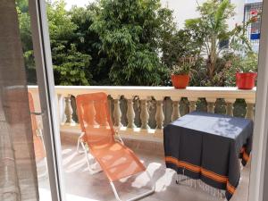 stół i krzesło na balkonie w obiekcie Perle de Gammarth w mieście Gammarth