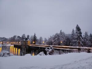 un puente en la nieve con árboles nevados en appartement dans maison, calme assuré, en Corancy