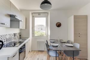 - une cuisine et une salle à manger avec une table et des chaises dans l'établissement cosy cottage proche gare, à Vannes
