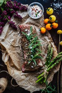 um pedaço de carne num pedaço de papel com vegetais em Karlsberg Gård B&B em Tvååker