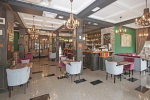 un restaurante con mesas y sillas y un bar en Sunmarinn Resort All Inclusive, en Anapa