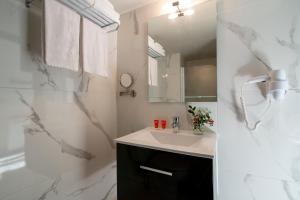 a bathroom with a sink and a shower at Hotel Austria by Pierre & Vacances in Soldeu