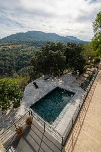 einen Pool auf einer Terrasse mit Bergblick in der Unterkunft ENTREPINOS Chalet sierra Madrid piscina privada+WiFi GRN423 in Rozas de Puerto Real