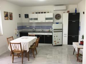 Kuchyňa alebo kuchynka v ubytovaní APARTMENT ŽUŽI Otok Silba Hrvatska