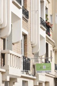 una señal en el lateral de un edificio con balcones en Hôtel Villa Sorel - Paris Boulogne, en Boulogne-Billancourt