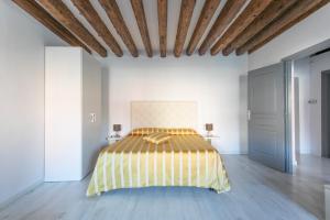 
A bed or beds in a room at Canaletto Apartment Rialto
