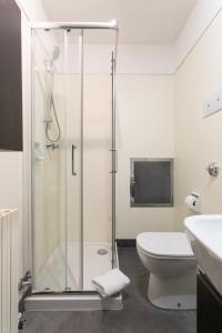 uma casa de banho com um chuveiro, um WC e um lavatório. em Canaletto Apartment Rialto em Veneza
