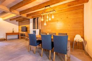 A television and/or entertainment centre at Casa Leon 84 by Sealand Villas