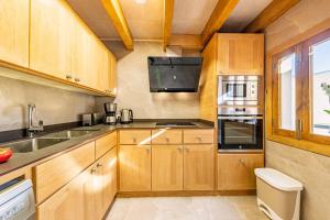 A kitchen or kitchenette at Casa Leon 84 by Sealand Villas
