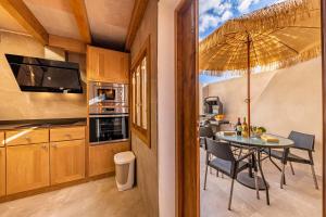A kitchen or kitchenette at Casa Leon 84 by Sealand Villas